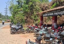 ಬೈಕ್ ಪಾರ್ಕಿಂಗ್ ಅಡ್ಡವಾದ ಕಾವು ಬಸ್ ತಂಗುದಾಣ: ಪ್ರಯಾಣಿಕರಿಗೆ ಸಂಕಷ್ಟ