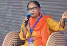 ಚಪ್ಪಲಿ ಧರಿಸಿಕೊಂಡೇ ಅಂಬೇಡ್ಕರ್ ಭಾವಚಿತ್ರಕ್ಕೆ ಪುಷ್ಪನಮನ; ಬಾನು ಮುಷ್ತಾಕ್ ನಡೆಗೆ ವಿರೋಧ!